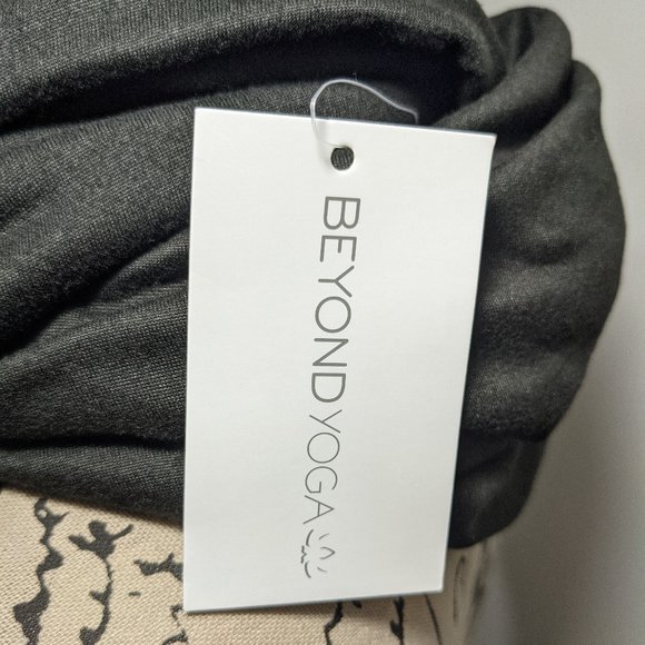 NEW Beyond Yoga Hidden Pocket Infinity Scarf Black Lightweight - Picture 3 of 8